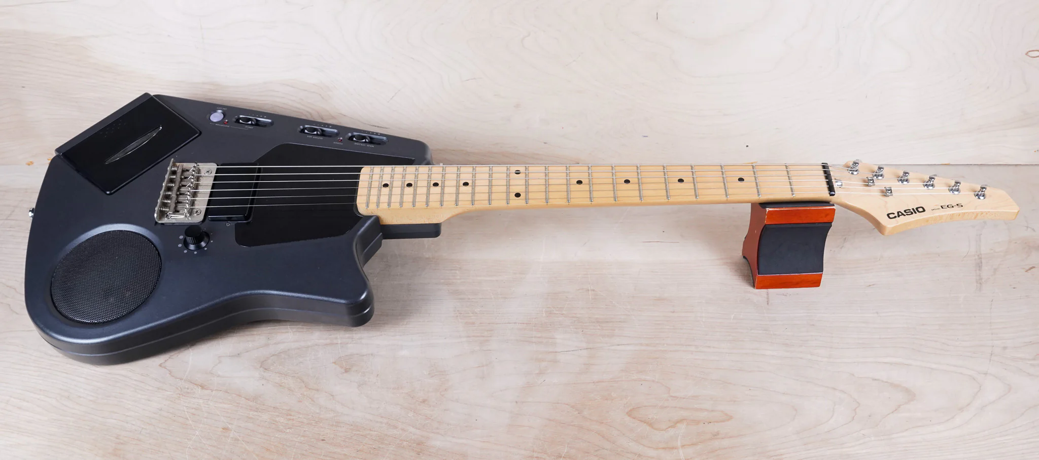 Casio EG-5 Electric Guitar with Onboard Cassette Deck / Amplifier 1980s Black w/ Bag - Image 2