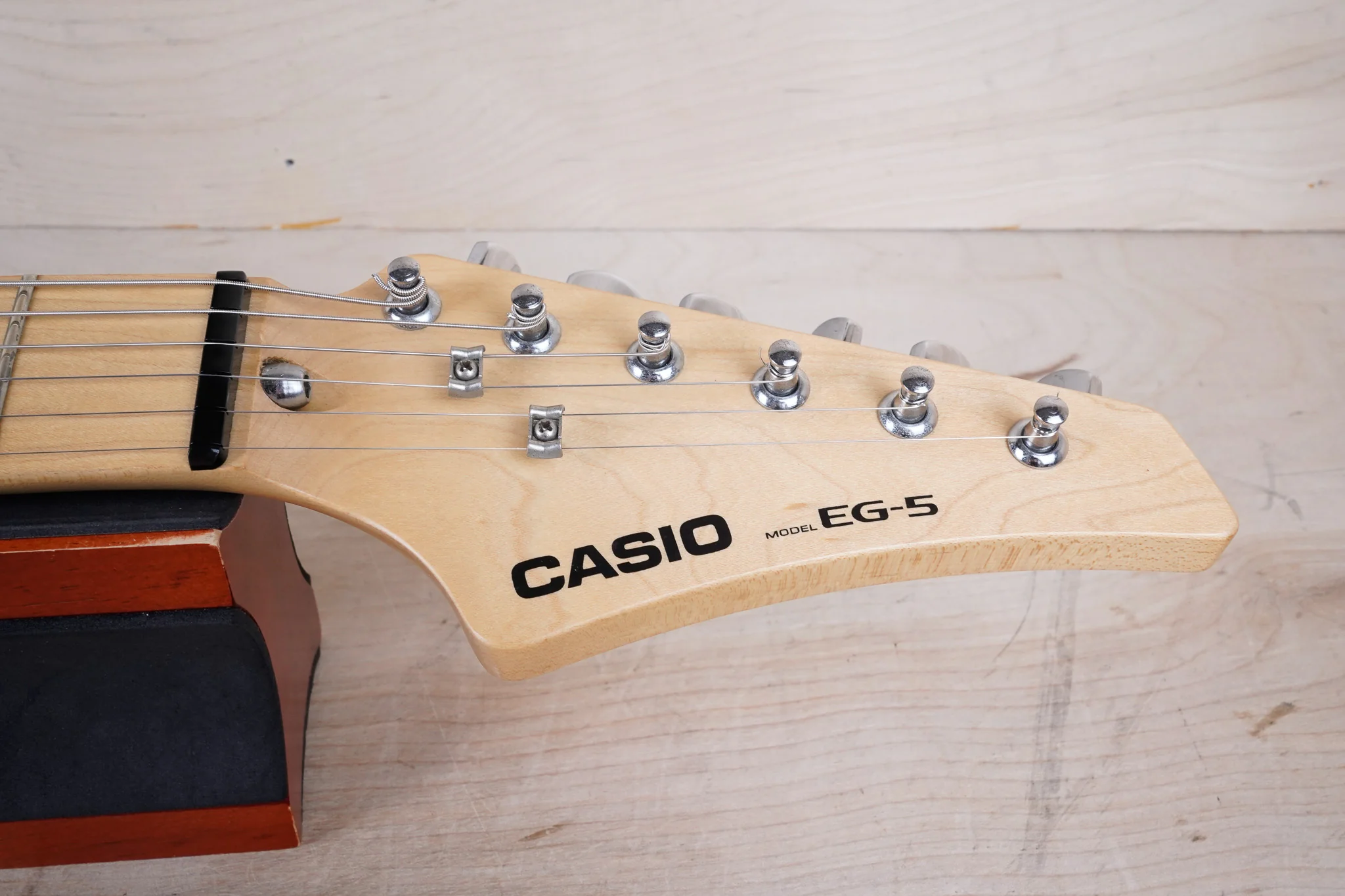 Casio EG-5 Electric Guitar with Onboard Cassette Deck / Amplifier 1980s Black w/ Bag - Image 3