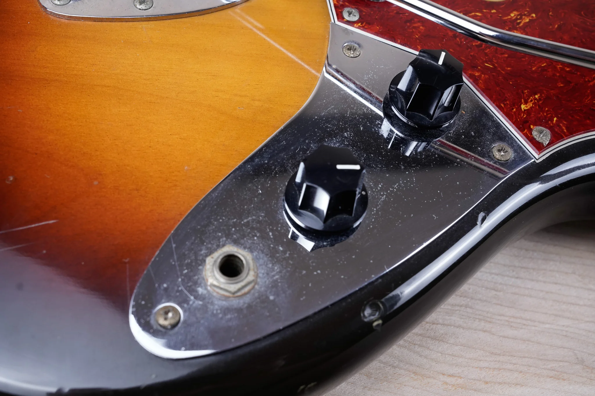 Fender Custom Edition Bass VI MIJ 1992 Sunburst Made in Japan w/ Bag - Image 3