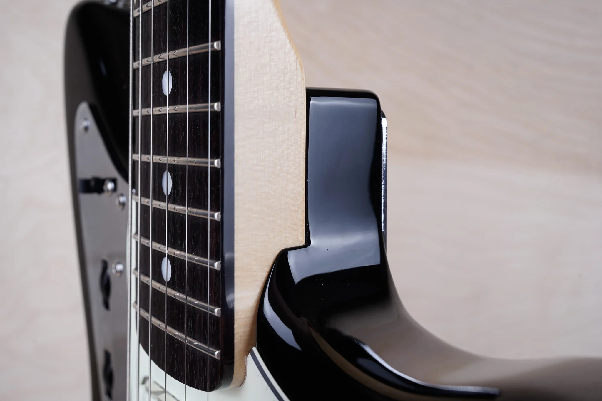 Fender Made in Japan 2025 Collection Traditional II '60s Jaguar 2025 Black w/ Sunburst Competition Stripe w/ Bag - Image 13