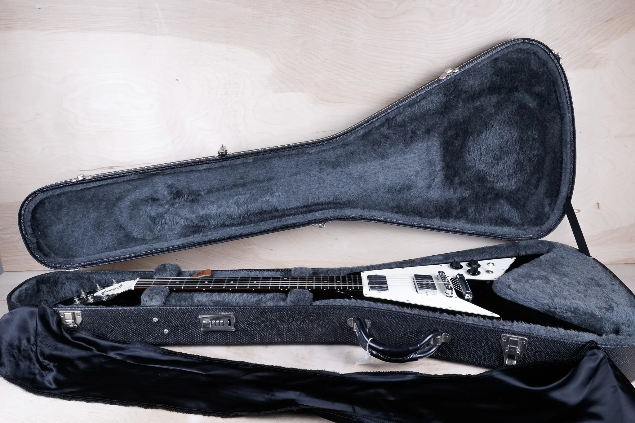 Gibson Flying V 2009 Ebony '67 Reissue Style w/ OHSC - Image 2