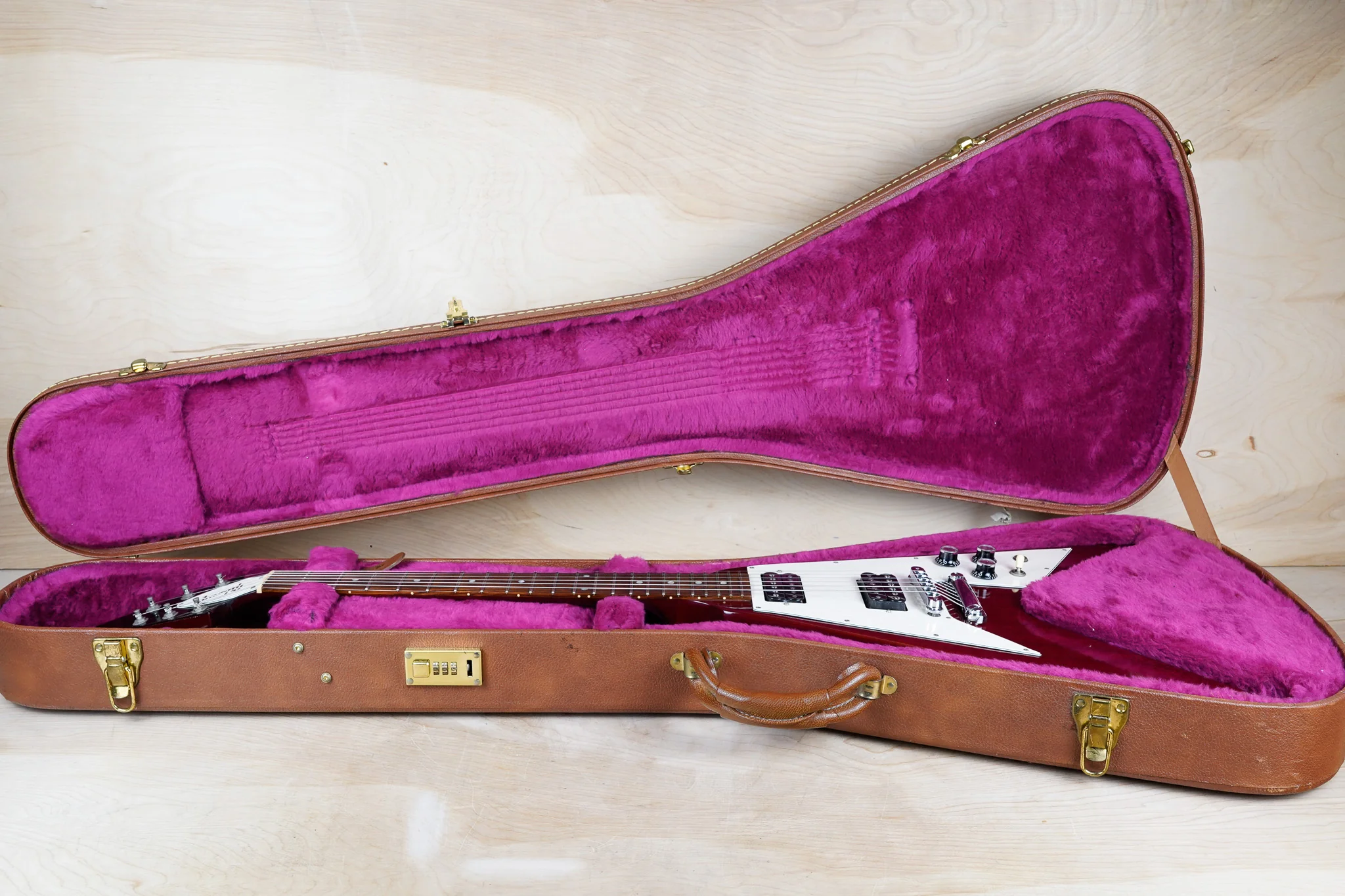 Gibson Flying V '67 2000 Cherry Yamano Music w/ OHSC - Image 2