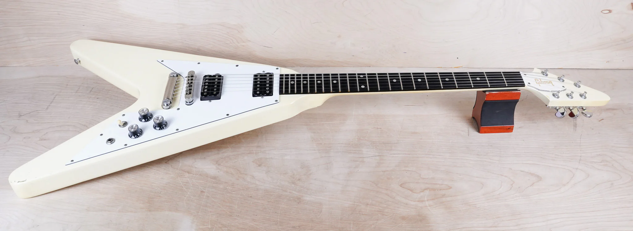 Gibson Flying V '67 Reissue 2009 Classic White Seymour Duncan PUs w/ OHSC, Paperwork - Image 4