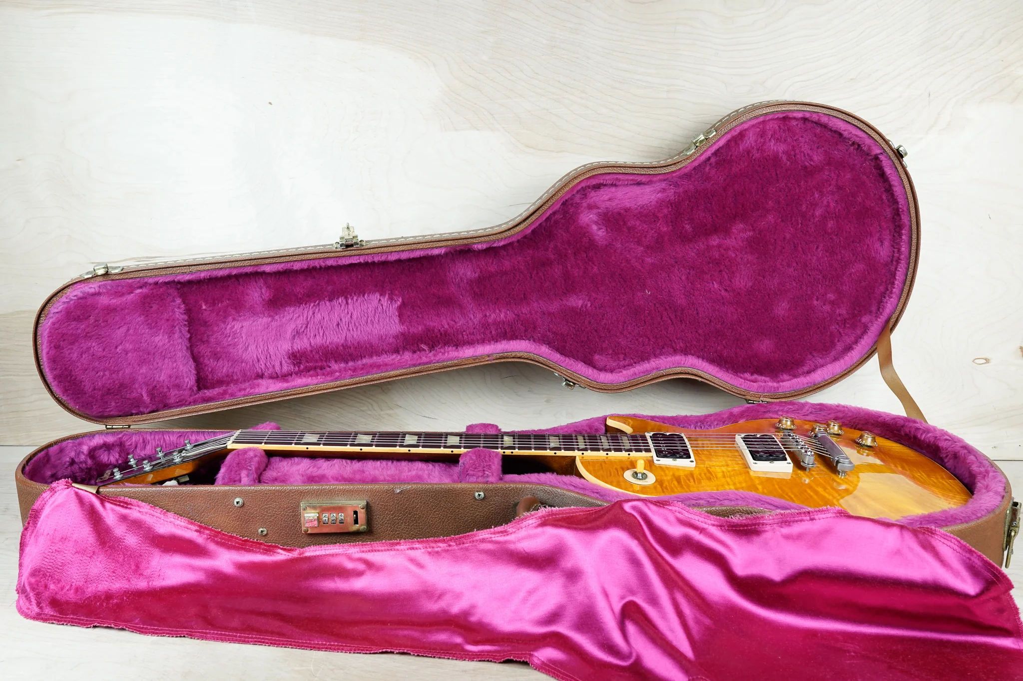 Gibson Les Paul Classic Premium Plus 1995 Translucent Amber w/ OHSC - Image 2