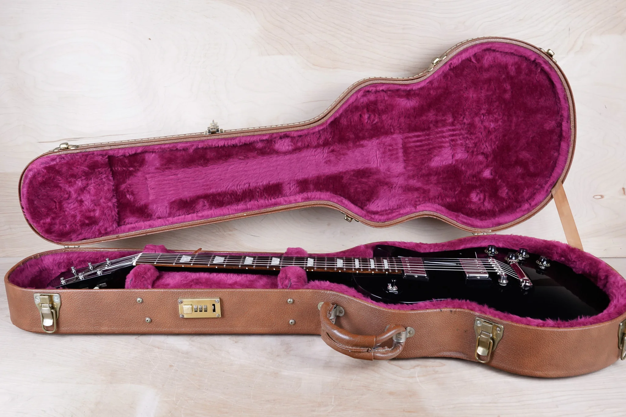 Gibson Les Paul Studio 1997 Ebony '57 Classic PAFs w/ OHSC - Image 2