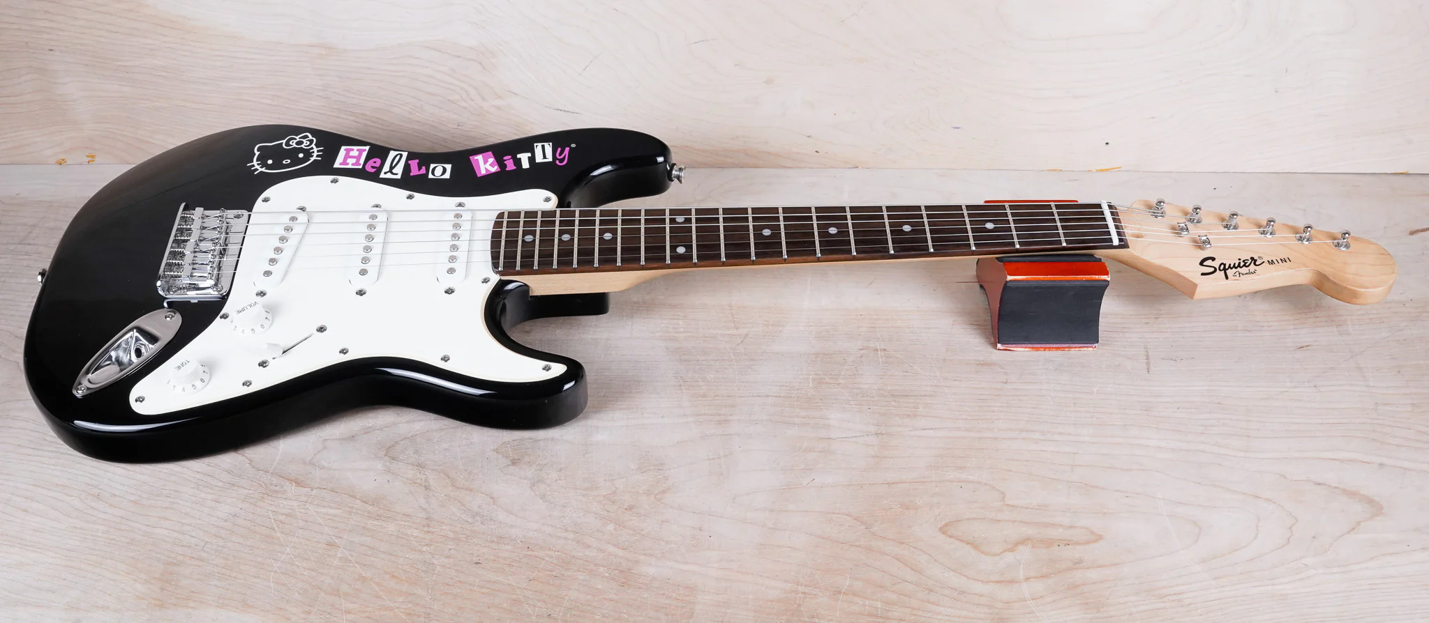 Squier Hello Kitty Mini Stratocaster 2006 Black w/ Bag - Image 2