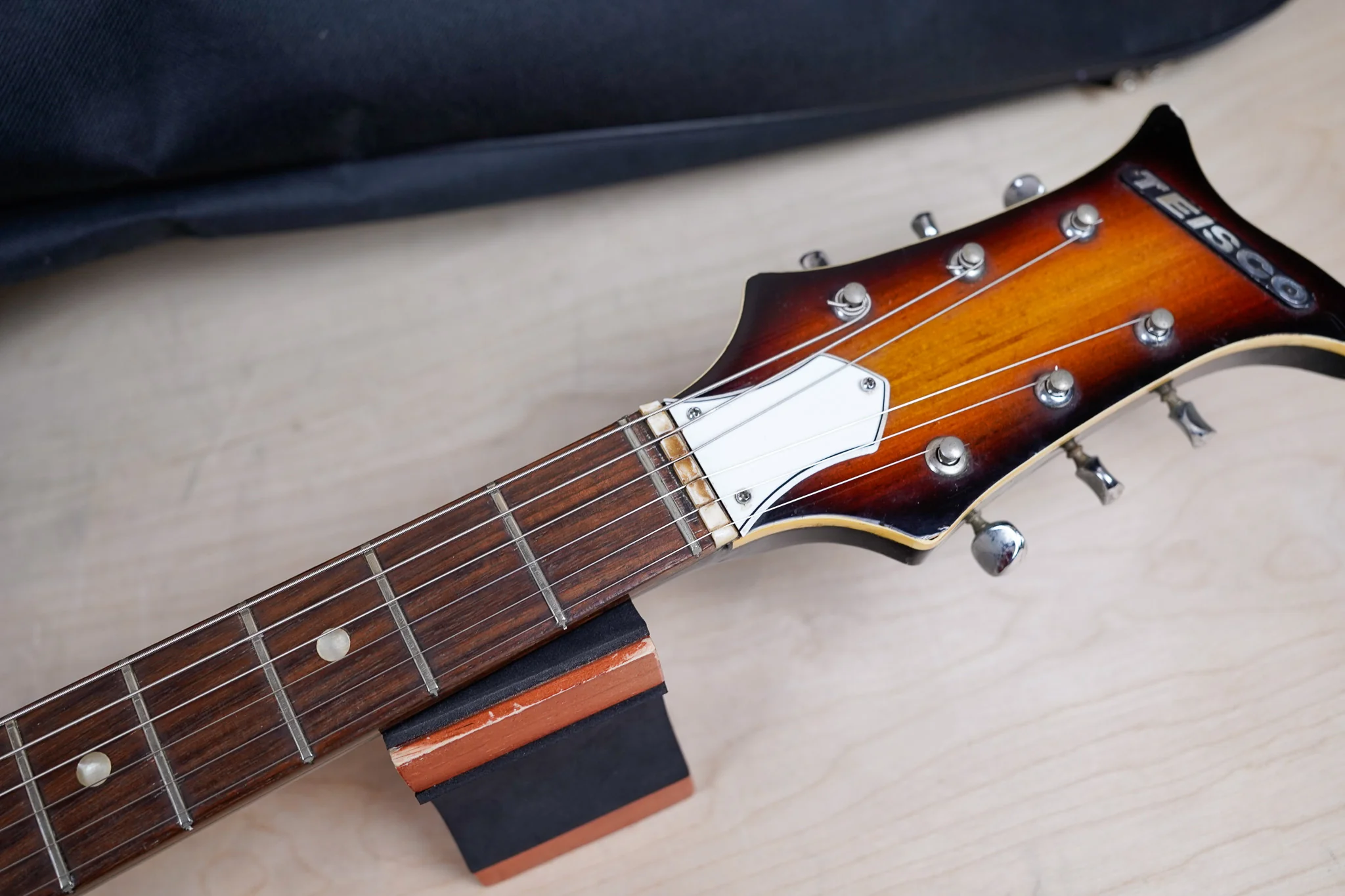 Teisco V-2 MIJ 1960's Sunburst Vintage Made in Japan w/ Bag - Image 4