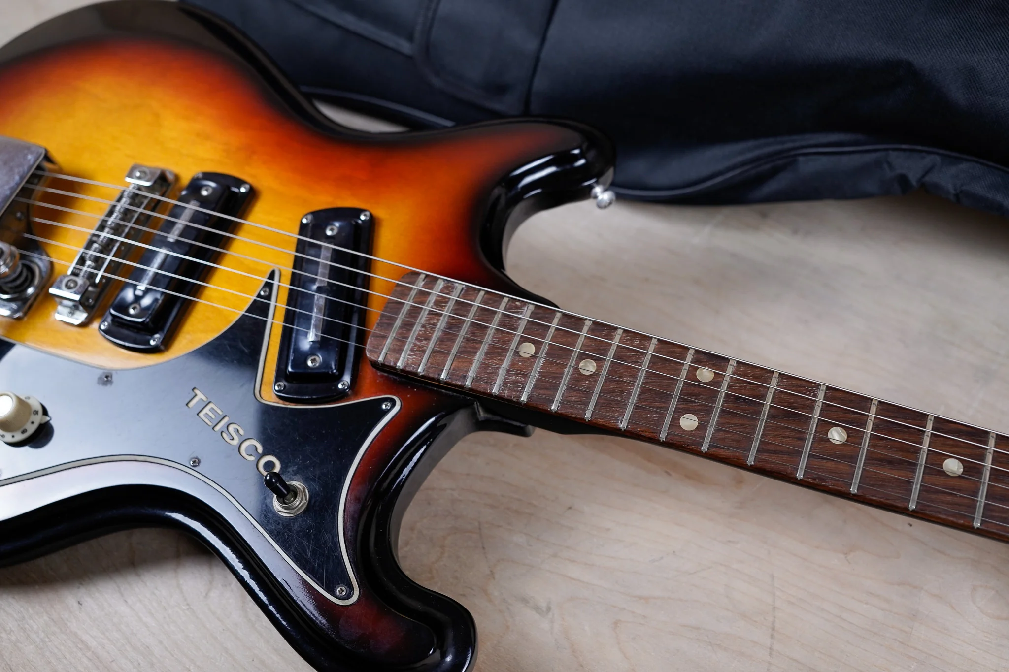 Teisco V-2 MIJ 1960's Sunburst Vintage Made in Japan w/ Bag - Image 6