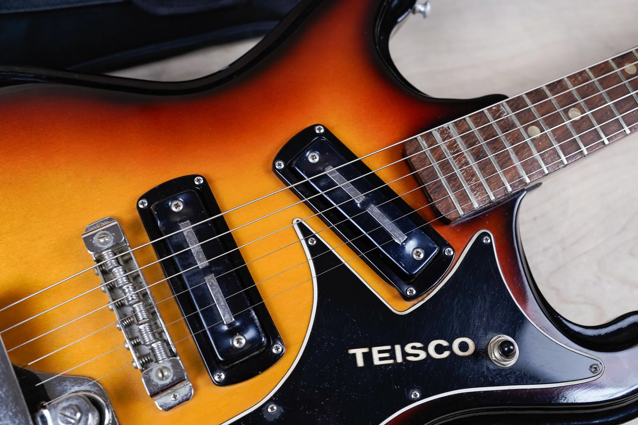 Teisco V-2 MIJ 1960's Sunburst Vintage Made in Japan w/ Bag - Image 8