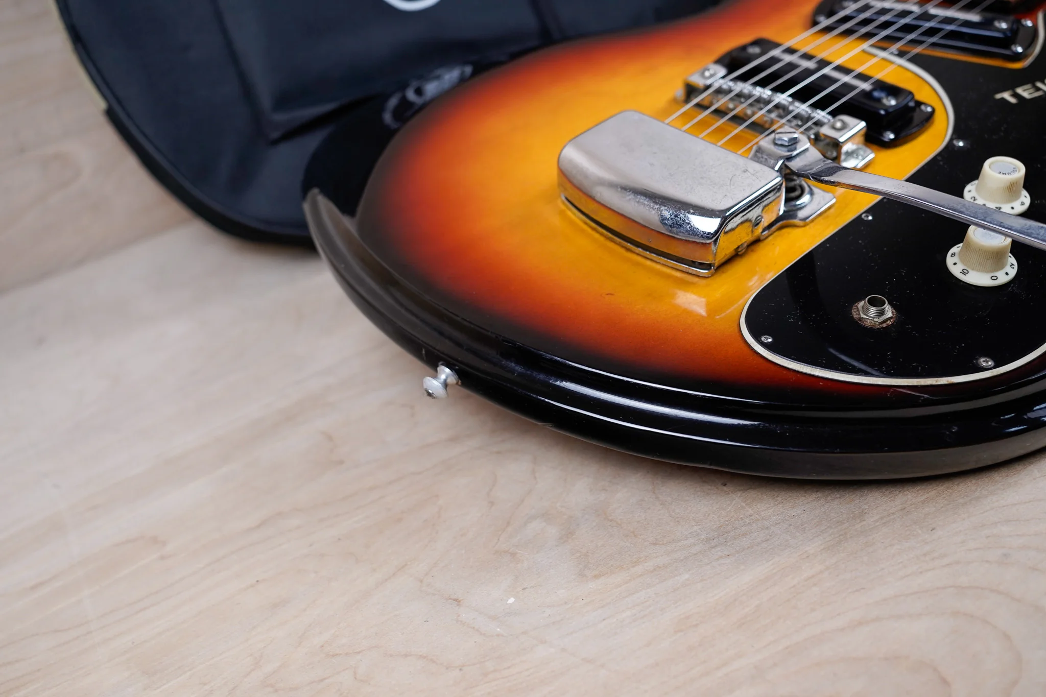Teisco V-2 MIJ 1960's Sunburst Vintage Made in Japan w/ Bag - Image 9